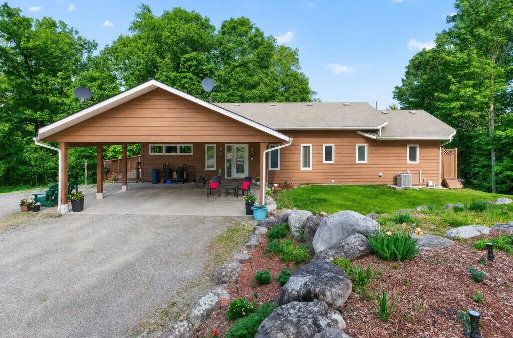 606 Whites Point Rd, Whitefish Lake