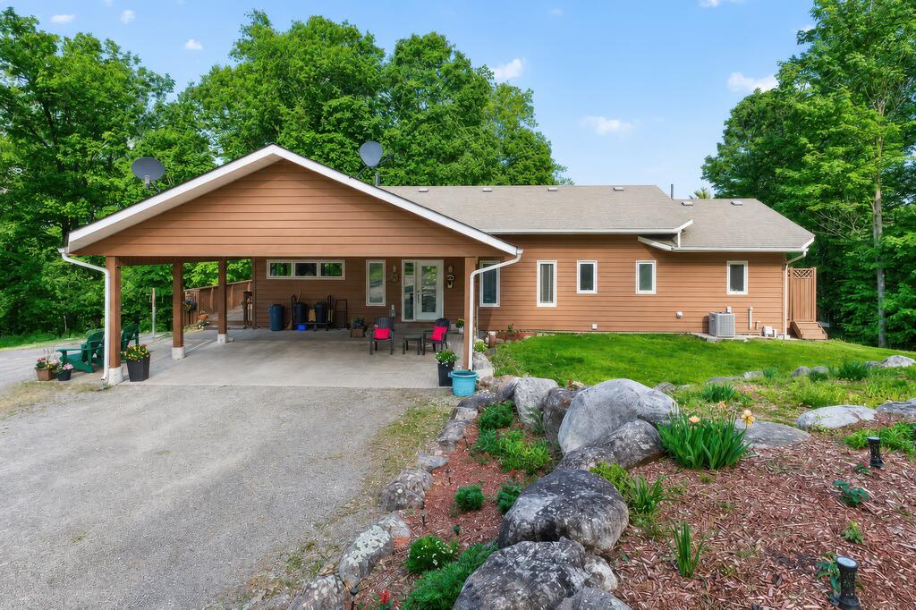 606 Whites Point Rd, Whitefish Lake